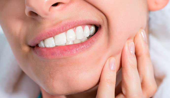 ¿Qué puede causar tensión en la mandíbula?